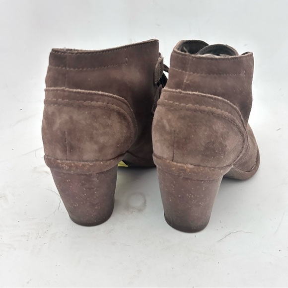 CLARKS ARTISAN  Carleta Lyon Khaki Suede Lace-up Heel Bootie Size 7.5 - Picture 6 of 10